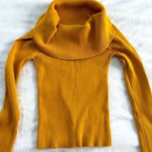 Mustard color sweater to match the fall vibes🍂🍁